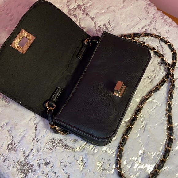 Classic Black Quilted Crossbody bag with Gold Chain - Picture 4 of 5